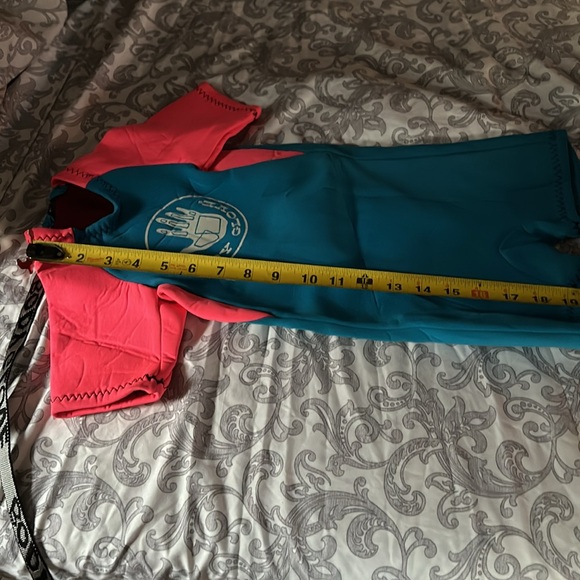 Body glove wetsuit child used for a photo shoot once - Picture 7 of 9